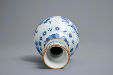 Un base de huqqah en porcelaine de Chine bleu et blanc, Kangxi