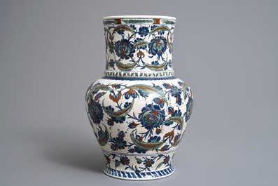 An Iznik-style vase with floral design, Samson, Paris, 19e eeuw