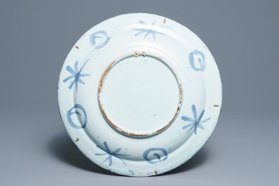 Un plat en fa&iuml;ence de Delft en bleu et blanc &agrave; d&eacute;cor de chinoiserie de style kraak, 17/18&egrave;me