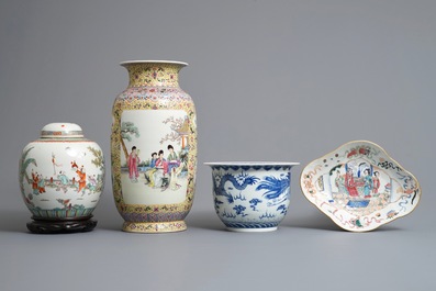 Four pieces of Chinese famille rose and blue and white porcelain, 19/20th C.