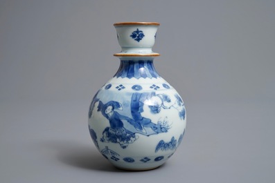 Un base de huqqah en porcelaine de Chine bleu et blanc, Kangxi