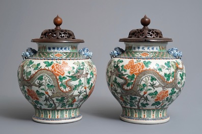 Une paire de vases en porcelaine de Chine famille verte aux dragons, 19/20&egrave;me