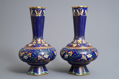 Une paire de vases en &eacute;maux cloisonn&eacute;s, Chine, vers 1900
