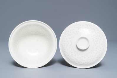 A Chinese Dehua blanc de Chine 'rice grain' bowl and cover, 18/19th C.