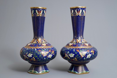 Een paar Chinese cloisonn&eacute; vazen met vlinders en bloemen, 19/20e eeuw