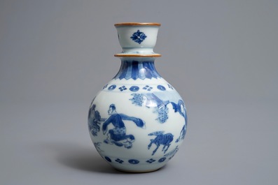 Un base de huqqah en porcelaine de Chine bleu et blanc, Kangxi