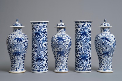 Une garniture de cinq vases en porcelaine de Chine bleu et blanc, marques de Kangxi, 19&egrave;me