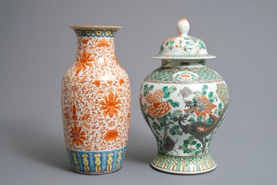 Deux vases en porcelaine de Chine famille verte et rouge de fer, 19/20&egrave;me