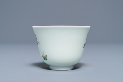 A Chinese famille verte cup with goji branches, Kangxi mark, 19/20th C.