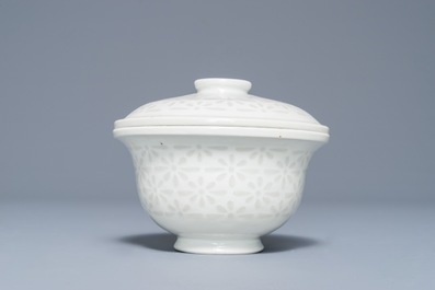 A Chinese Dehua blanc de Chine 'rice grain' bowl and cover, 18/19th C.