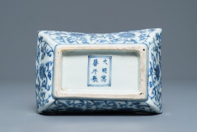 Een Chinese blauwwitte rechthoekige kom met een feniks en lotusslingers, Wanli merk, 19/20e eeuw