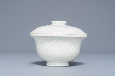 A Chinese Dehua blanc de Chine 'rice grain' bowl and cover, 18/19th C.