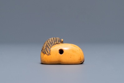 Un netsuke en forme d'un cheval couch&eacute; en ivoire sculpt&eacute;, Japon, Edo, 18/19&egrave;me