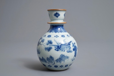 Un base de huqqah en porcelaine de Chine bleu et blanc, Kangxi