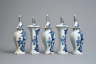 Une garniture de cinq vases en fa&iuml;ence de Delft en bleu et blanc &agrave; d&eacute;cor d'oiseaux de paradis, 18&egrave;me