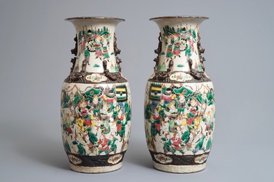 Une paire de vases en porcelaine de Chine famille rose dit &quot;de Nankin&quot; et un bol, 19&egrave;me