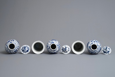 Une garniture de cinq vases en porcelaine de Chine bleu et blanc, marques de Kangxi, 19&egrave;me