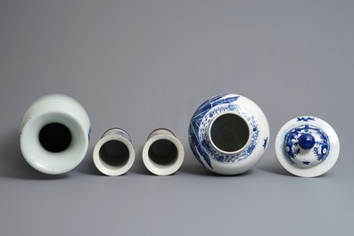 Quatre vases en porcelaine de Chine bleu et blanc, 19&egrave;me