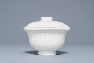 Een Chinese Dehua blanc de Chine dekselkom met rijstkorreldecor, 18/19e eeuw