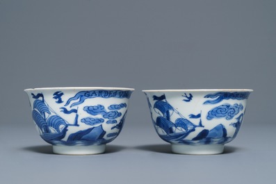 Een paar Chinese blauwwitte koppen en schotels voor de Franse markt, Kangxi