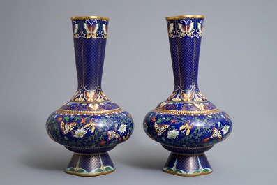 Een paar Chinese cloisonn&eacute; vazen met vlinders en bloemen, 19/20e eeuw