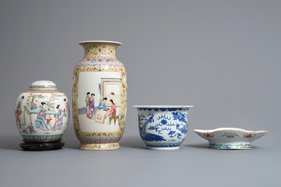 Four pieces of Chinese famille rose and blue and white porcelain, 19/20th C.