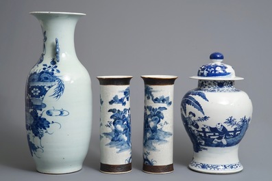 Quatre vases en porcelaine de Chine bleu et blanc, 19&egrave;me