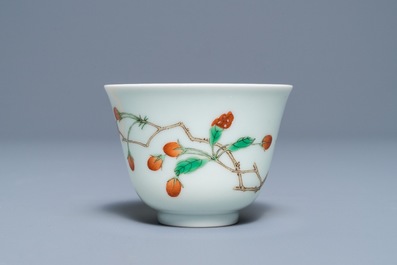 A Chinese famille verte cup with goji branches, Kangxi mark, 19/20th C.