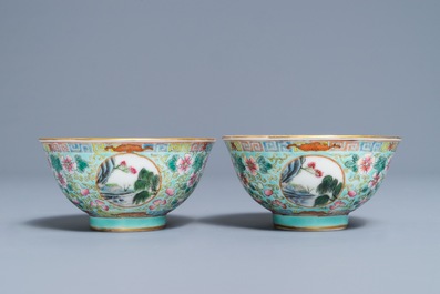 Une paire de bols en porcelaine de Chine famille rose &agrave; fond turquoise, R&eacute;publique, 20&egrave;me