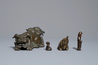 Vier Japanse bronzen okimono of scrollgewichten, Edo/Meiji, 18/19e eeuw