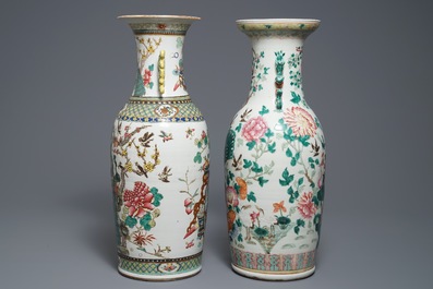 Twee Chinese famille rose vazen met decors van vogels en antiquiteiten, 19e eeuw