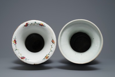 Deux vases en porcelaine de Chine famille rose aux d&eacute;cors d'oiseaux et d&rsquo;antiquit&eacute;s, 19&egrave;me