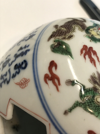 Un porte-encens en porcelaine de Chine famille verte, marque de Xuande, 19/20&egrave;me