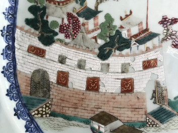 Een grote Chinese famille rose schotel met decor van Fort Folly, Qianlong