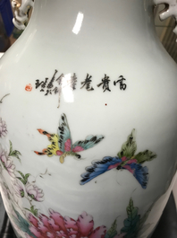 Un vase en porcelaine de Chine famille rose &agrave; double d&eacute;cor, 19/20&egrave;me