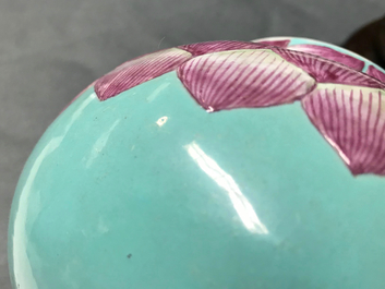 Un vase en forme de lotus en porcelaine de Chine famille rose, 19/20&egrave;me