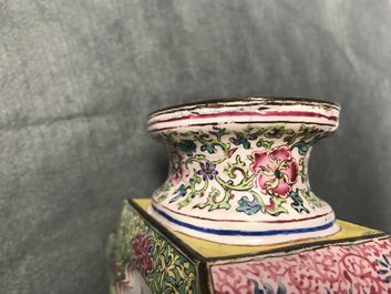 Un vase &agrave; d&eacute;cor d'oiseaux branch&eacute;s en &eacute;maux de Canton, Qianlong