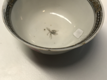 Une tasse et soucoupe en porcelaine de Chine famille rose &agrave; d&eacute;cor &eacute;rotique, Yongzheng