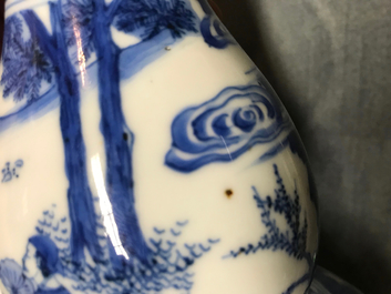 Un vase de forme double gourde en porcelaine de Chine bleu et blanc, &eacute;poque Transition