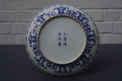 Une assiette 'shou' en porcelaine de Chine bleu et blanc, marque de Tongzhi, 19/20&egrave;me