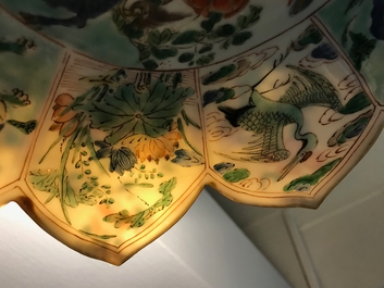 Une paire d'assiettes en forme de lotus en porcelaine de Chine famille verte, Kangxi