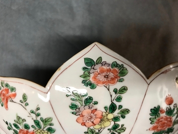 Une paire d'assiettes en forme de lotus en porcelaine de Chine famille verte, Kangxi