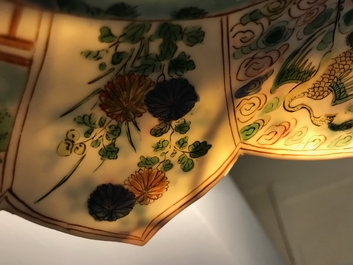 Une paire d'assiettes en forme de lotus en porcelaine de Chine famille verte, Kangxi