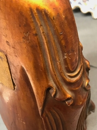 Un mod&egrave;le de Bouddha debout en bois sculpt&eacute; et dor&eacute;, Chine, 18/19&egrave;me