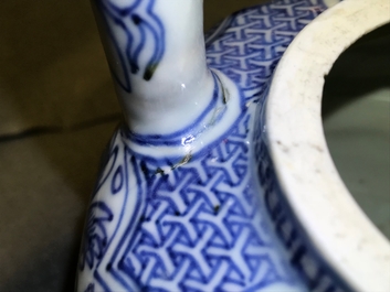 Un pot &agrave; vin et son couvercle en porcelaine de Chine bleu et blanc de type kraak, Wanli