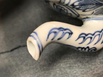 A Chinese blue and white kraak porcelain wine jug and cover, Wanli