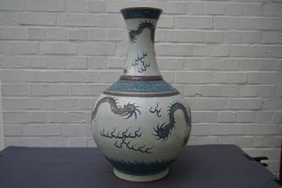 Une paire de vases de forme bouteille en porcelaine de Chine doucai, marque de Qianlong, 19&egrave;me