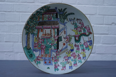 Un plat, un pot couvert et un bol sur piedouche en porcelaine de Chine famille rose, 19&egrave;me