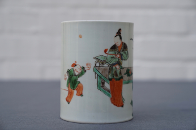 Un pot &agrave; pinceaux en porcelaine de Chine famille verte de style Kangxi, 19/20&egrave;me