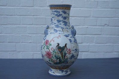 Un vase de forme hu en porcelaine de Chine famille rose, marque Qianlong, 20&egrave;me